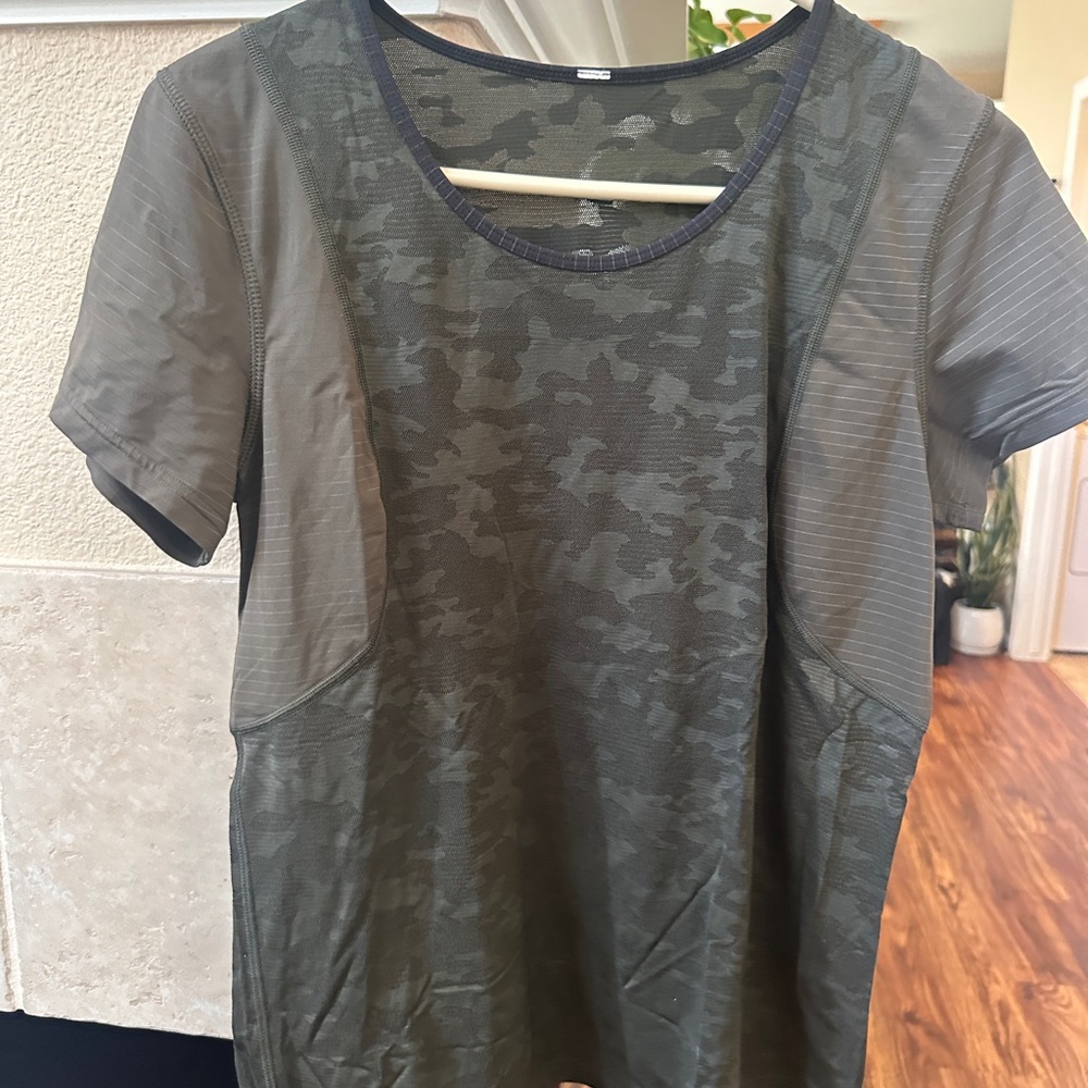 Lululemon size medium (women’s 6-8) dark camo athletic tshirt